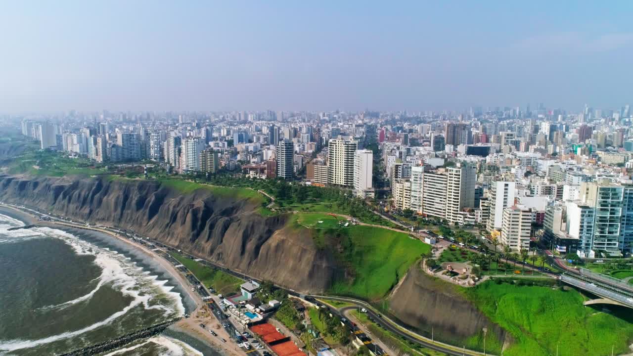 Lalu lintas padat dan paralayang di pantai berangin kota besar Lima, Peru.