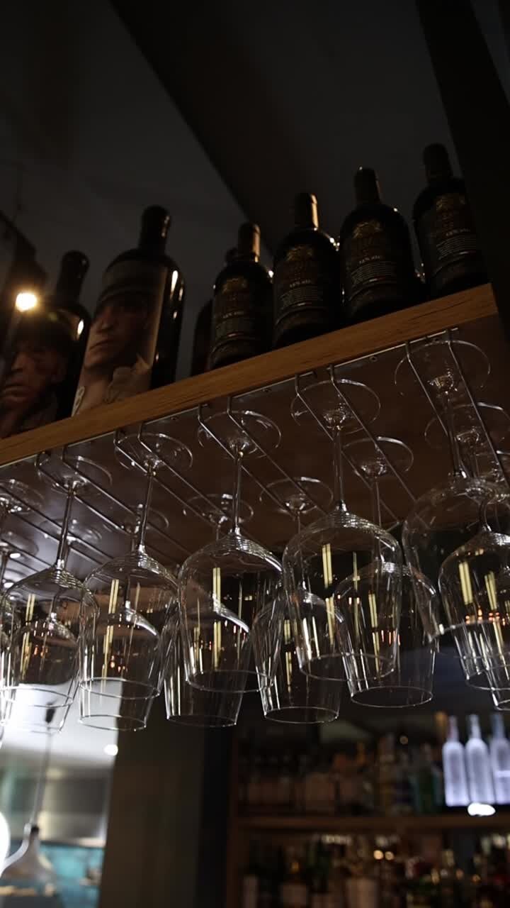 Bicchieri da vino e bottiglie su uno scaffale da bar