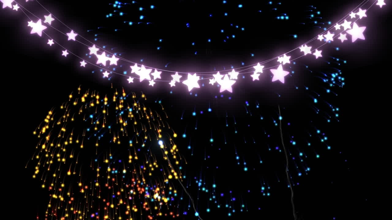 cadena brillante de luces de hadas con fuegos artificiales