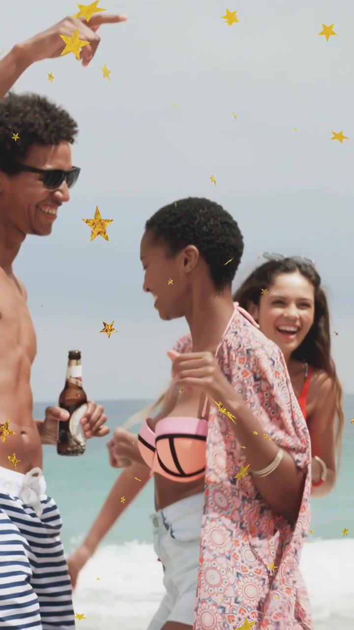Vídeo vertical: Homem e mulher dançando após uma deixa musical na praia, com confetes caindo, marketing