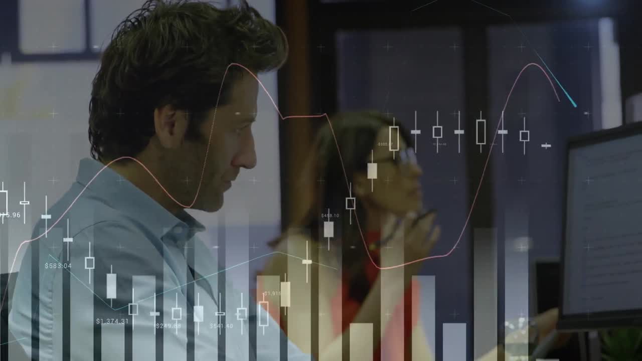 Animazione di più grafici e numeri su un uomo caucasico che lavora al computer in ufficio