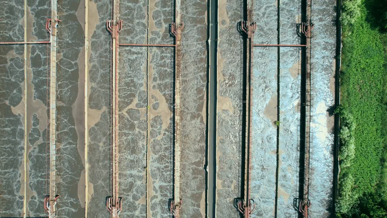 planta de tratamiento de aguas residuales. vuelo a lo largo de la planta de tratamiento. video de avión no tripulado. imágenes de stock 4k.