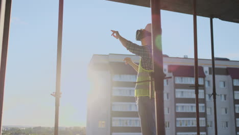 Bauarbeiter-Arbeitet-Mit-VR-Brille.-Bauarbeiter-Projiziert-Mit-VR-Brille-Das-Zukünftige-Äußere-Auf-Der-Baustelle