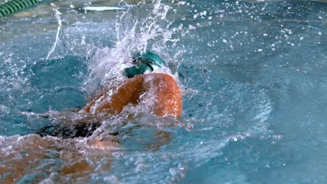 Muscular-swimmer-doing-the-front-stroke-in-the-pool