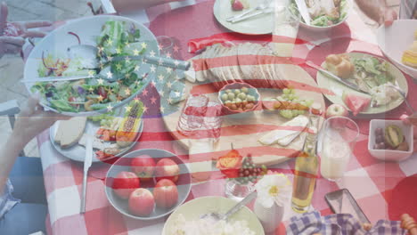 animación de la bandera de ee.uu. ondeando sobre una mesa llena de comida