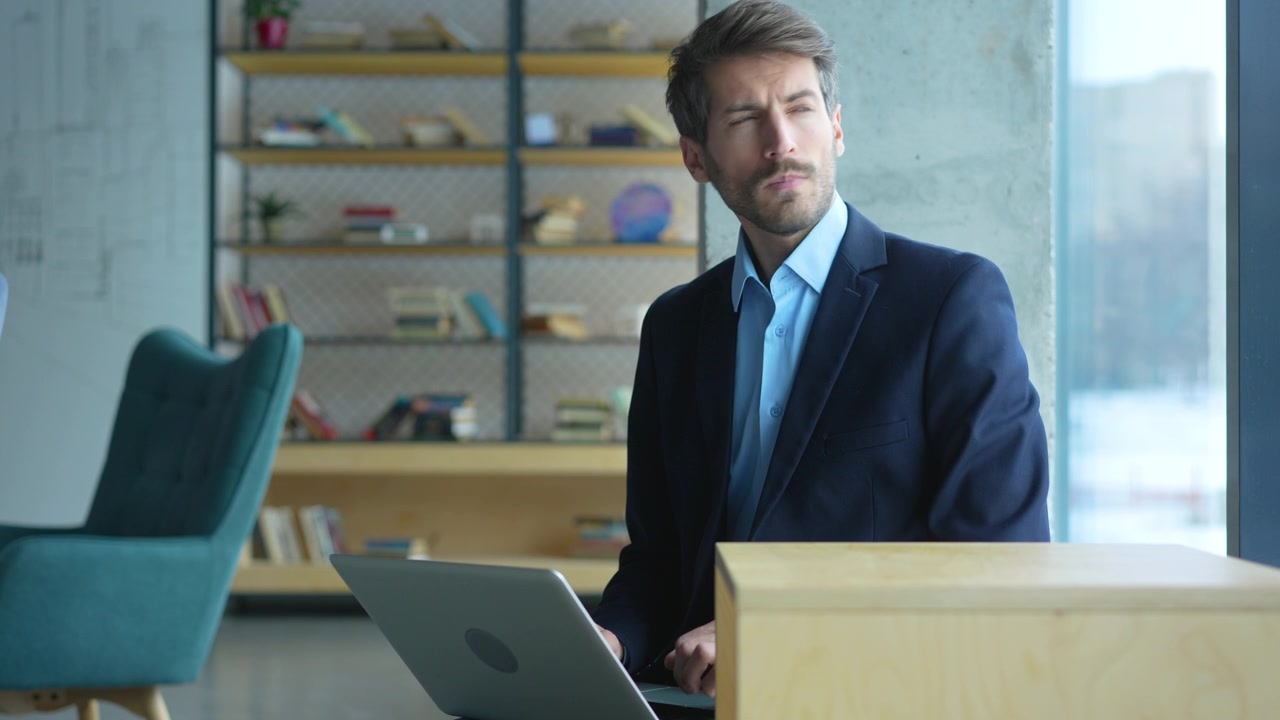Professioneller Geschäftsmann arbeitet an einem Laptop in einem modernen Büro