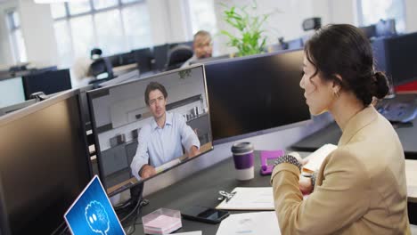 personas de negocios diversas haciendo videollamadas y usando computadora portátil con chat digital en la pantalla en la oficina
