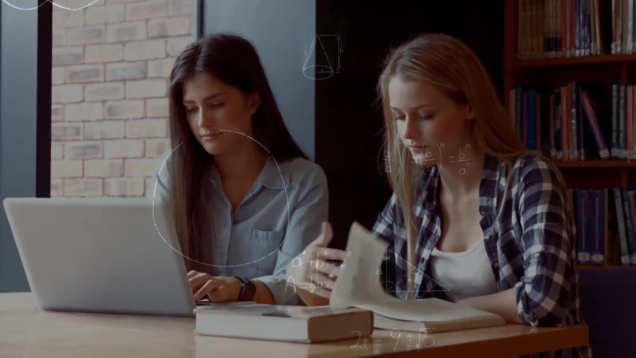 animación de fórmulas matemáticas sobre dos estudiantes caucásicas