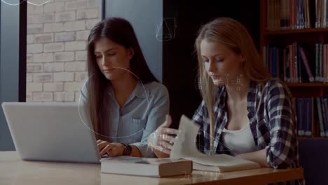 animación de fórmulas matemáticas sobre dos estudiantes caucásicas