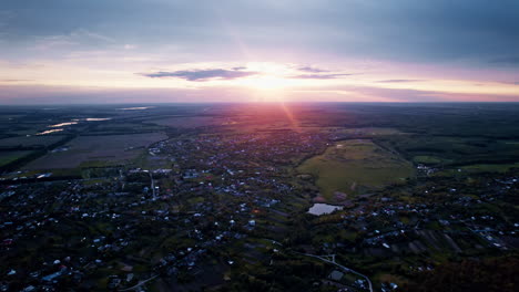 vista aérea de verano desde un dron volador de un campo arado