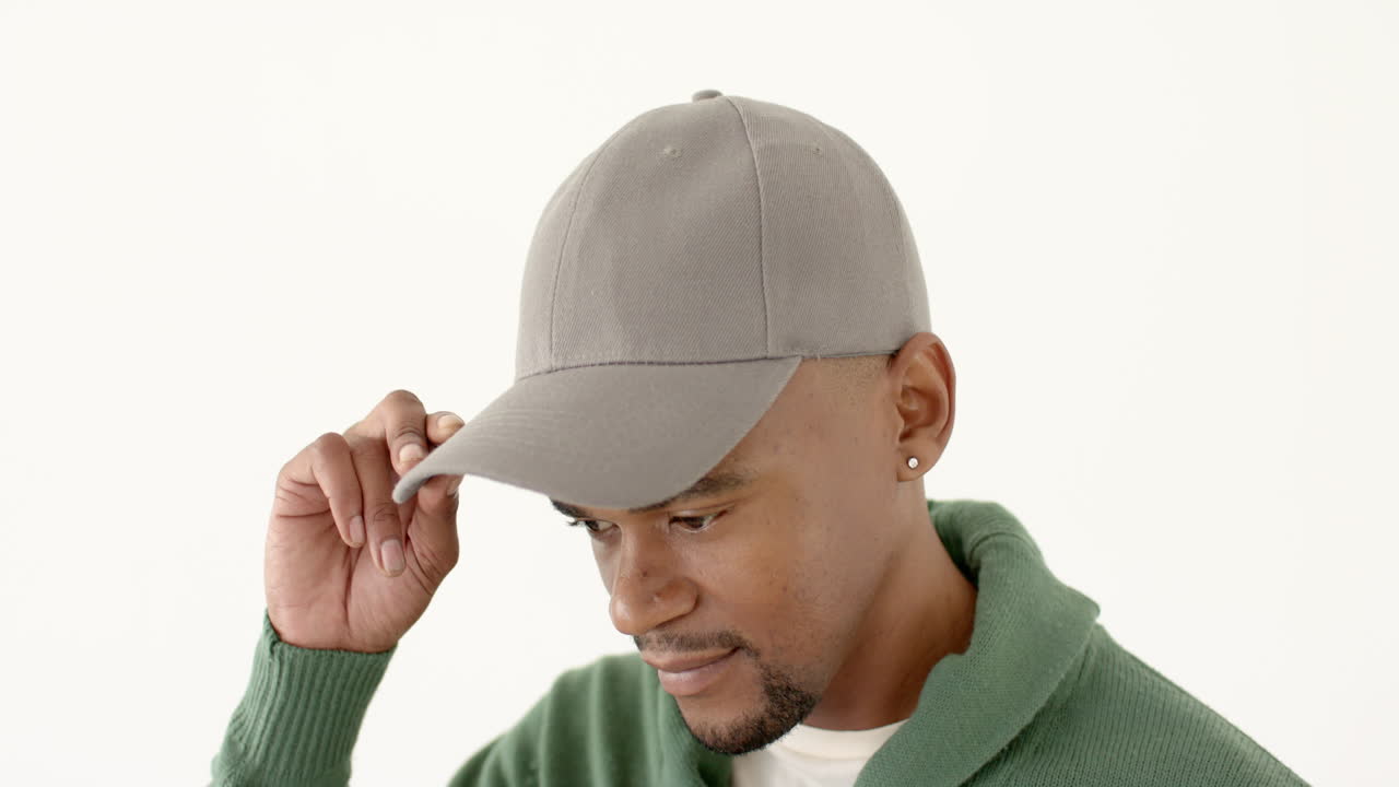 hombre afroamericano con gorra de pico beige con espacio de copia en fondo blanco