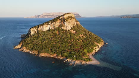 Isla-Figarolo-Durante-El-Crepúsculo-En-El-Golfo-De-Orange,-Cerdeña,-Italia---Vuelo-Aéreo-4K