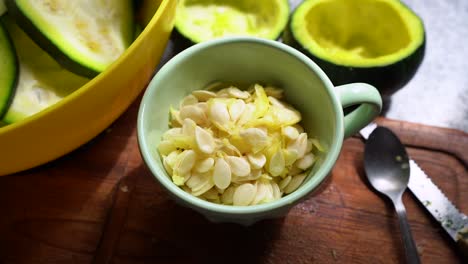 Taza-De-Semillas-Frescas-Removidas-De-Calabaza-Verde