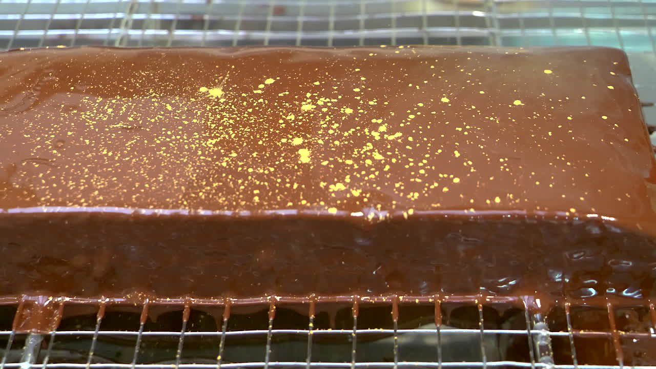 브라우니에 떨어지는 액체 초콜릿