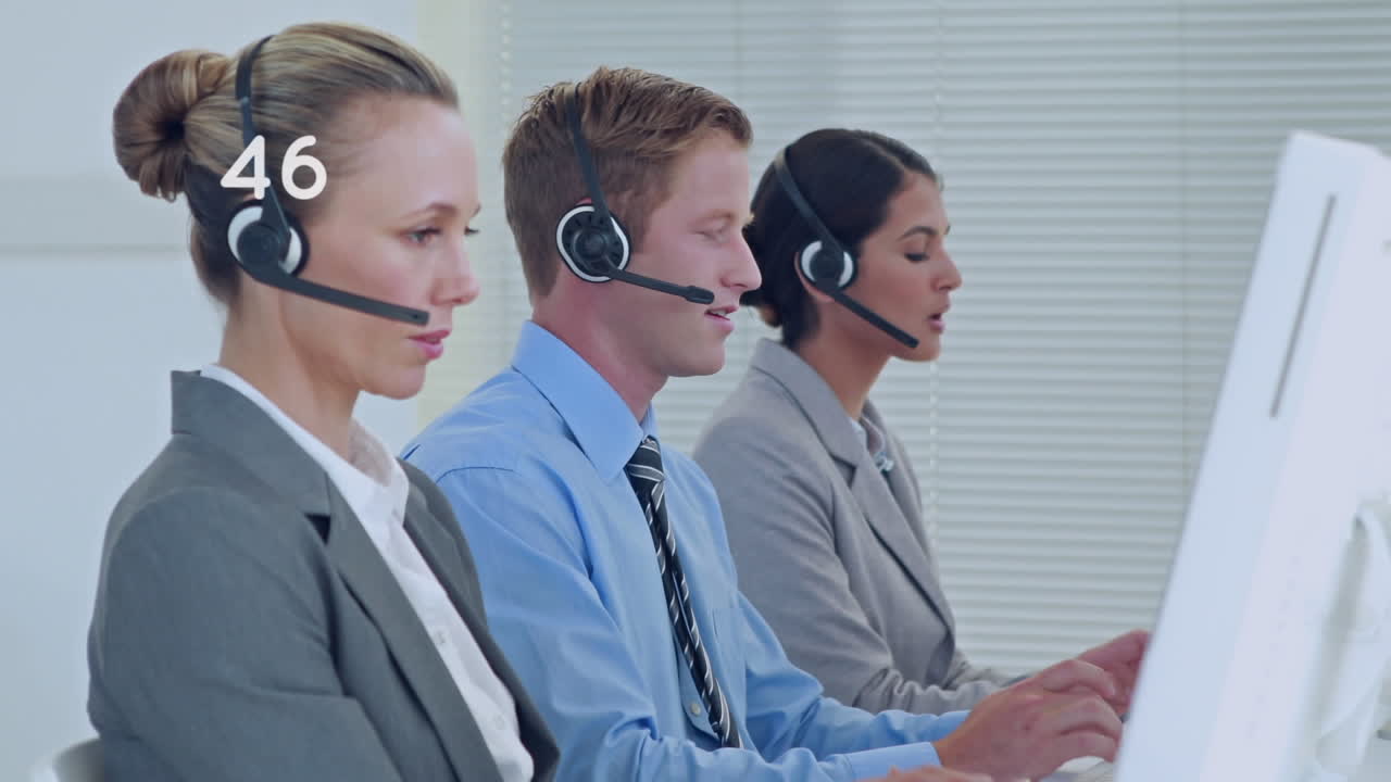 전화 헤드 ⁇ 을 착용 한 사업가 들 위 에서 변화 하는 숫자 들 의 애니메이션