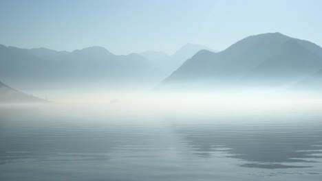 Niebla-Por-La-Mañana,-Tiro-Panorámico-De-ángulo-Bajo-De-La-Bahía-De-Kotor,-Montenegro