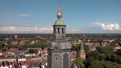 descenso aéreo lento que muestra la torre y el barco de la catedral de walburgiskerk en la ciudad hanseática medieval de zutphen en los países bajos