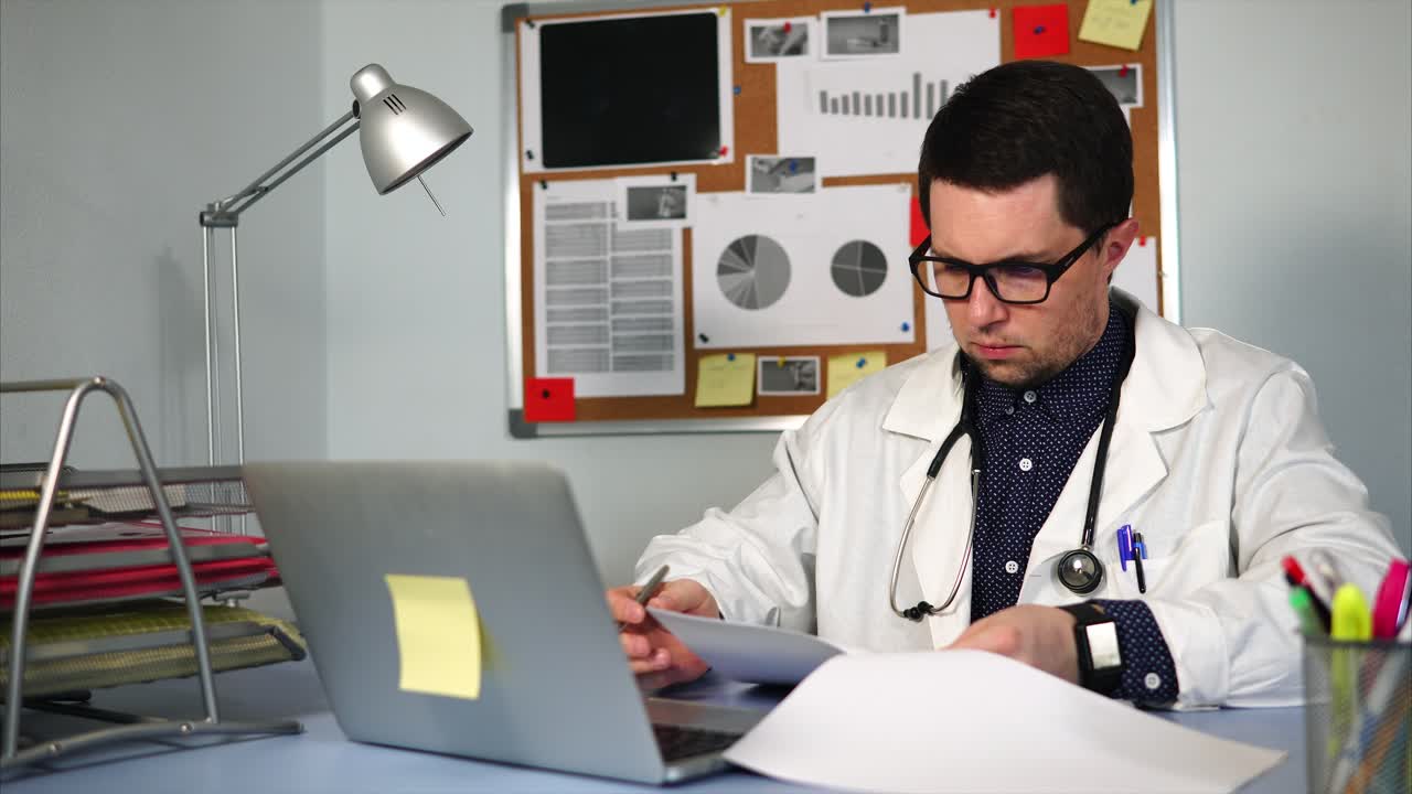 médico que trabaja en registros médicos