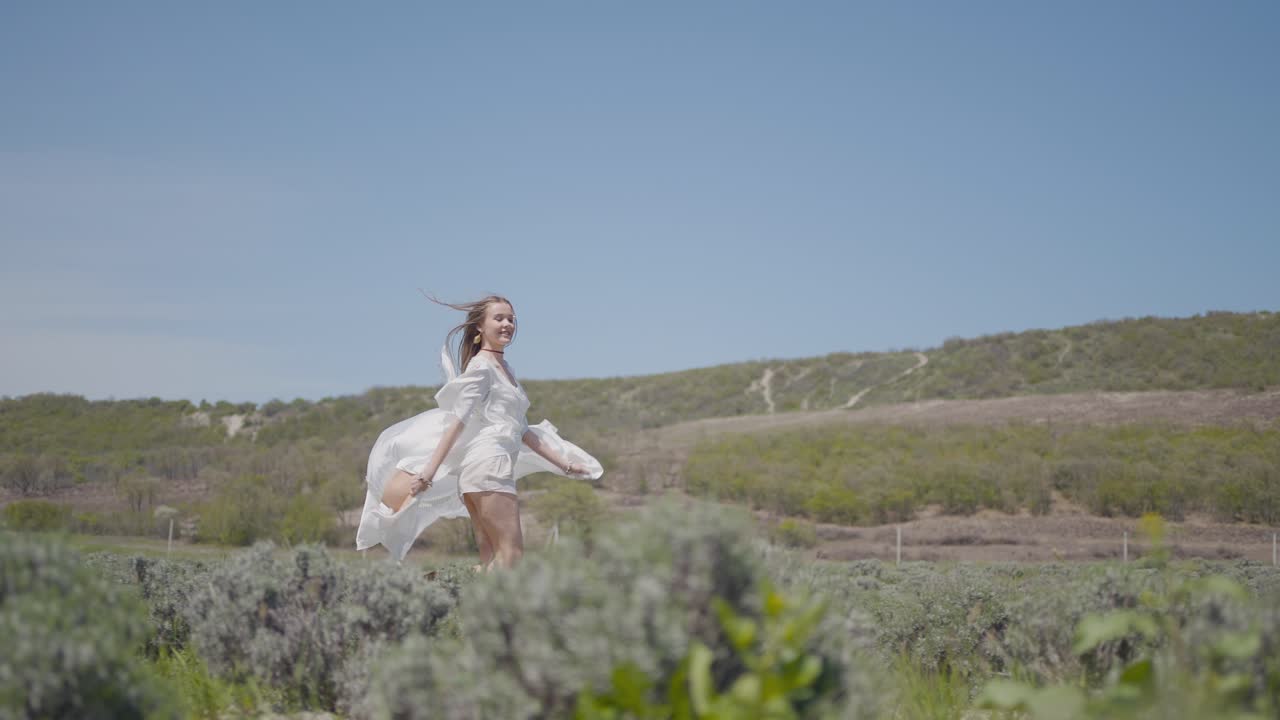 드레스 를 입은 여자 가 들판 에서 고 있다