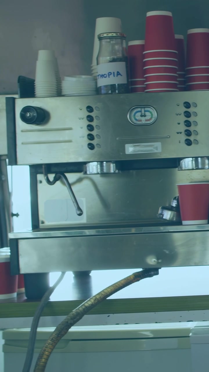 Vídeo vertical: Notificação do telefone fazendo bolhas crescerem e se moverem pela bancada, focando no café
