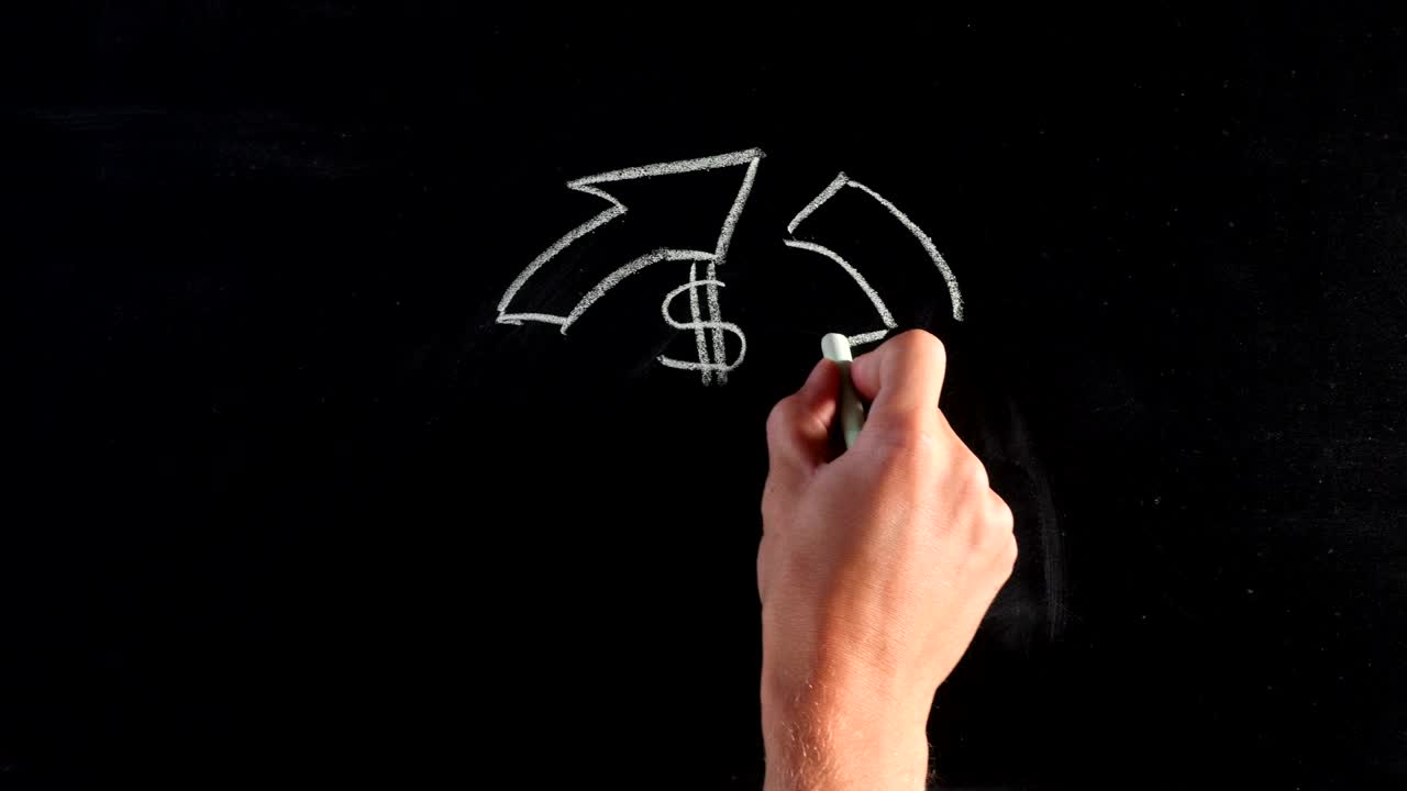 dibujando un letrero de dinero con tiza