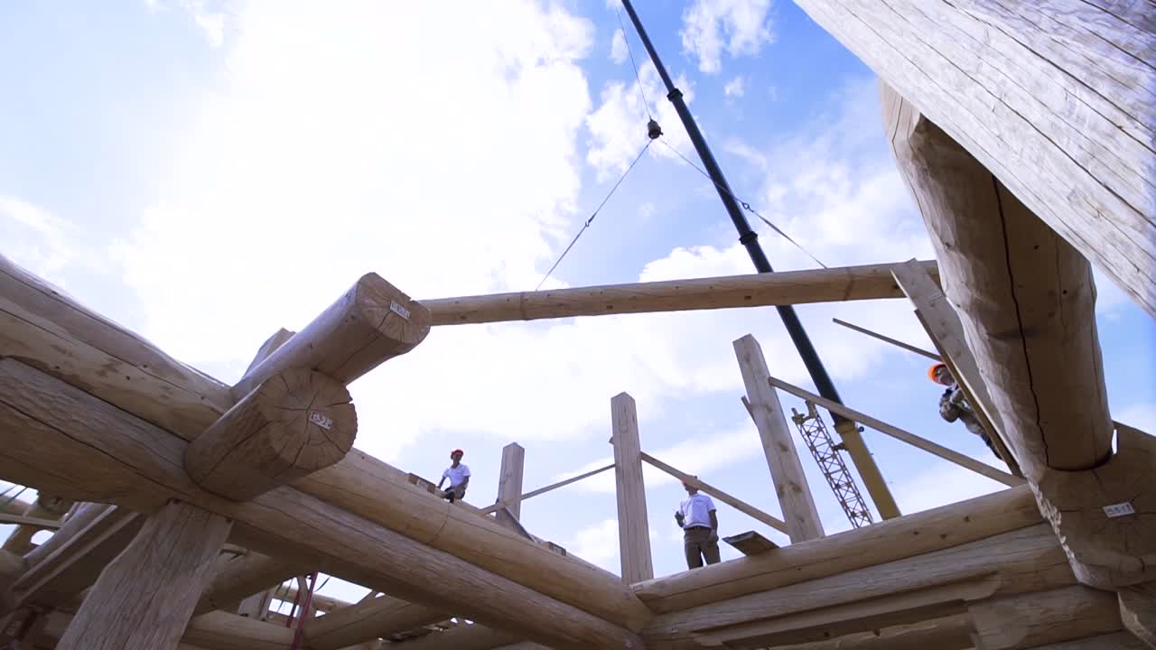 construcción de cabañas de madera con grúa
