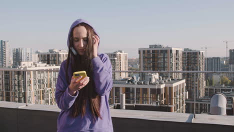 mujer morena en una terraza