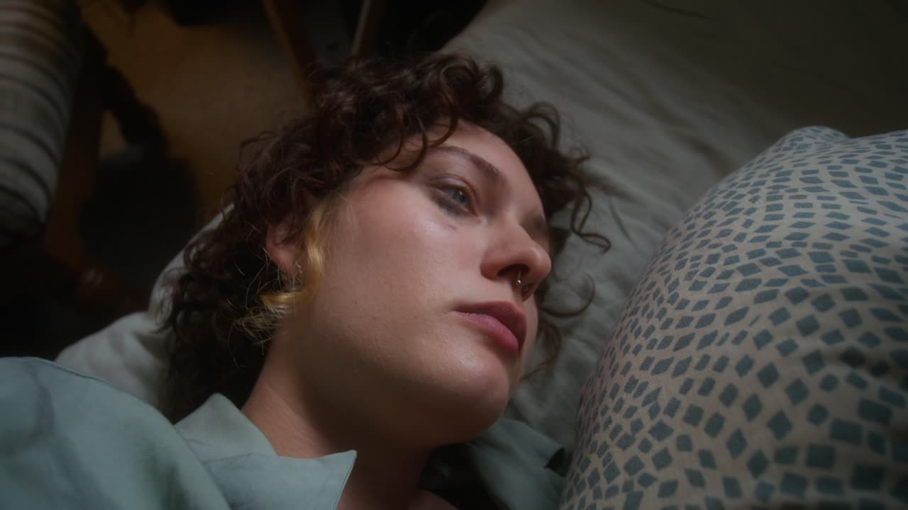 mujer relajándose y usando el teléfono en la cama