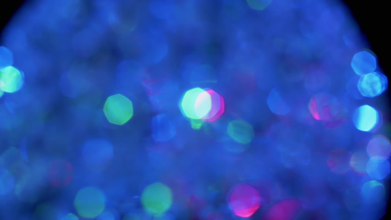 회전하는 led 디스코 공, 흐릿한 움직임으로 빛나는 네온 조명, 4k 클로즈업