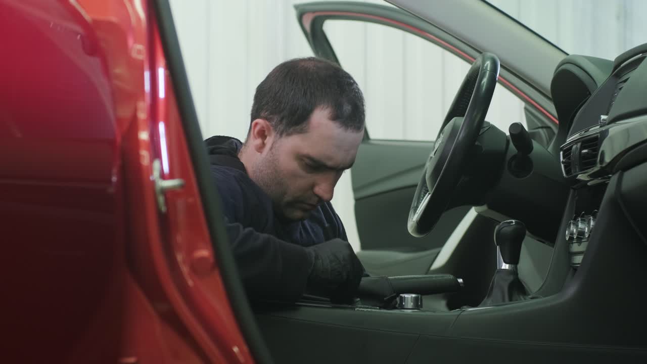 limpieza profesional de automóviles. lavado de sars. detalles interiores. limpieza en seco y detalles del interior de un automóvil. limpeza profunda de asientos. limpeza de espuma en el lavado de automóviles; limpieza del panel del automóvil del polvo. una aspiradora