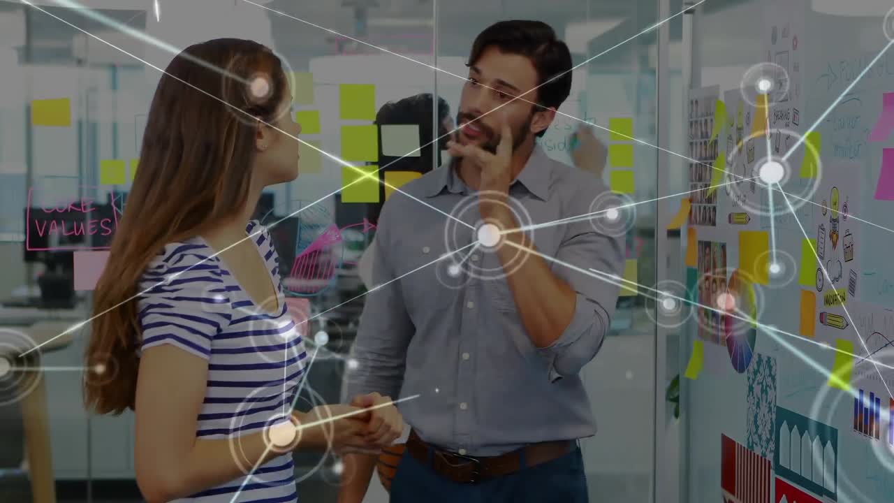 animación de la red de conexiones sobre hombres y mujeres diversos discutiendo sobre notas de memorando