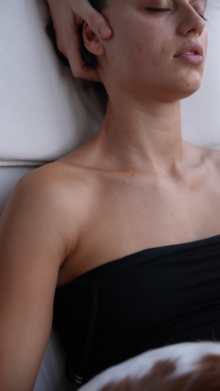 Giovane donna che riceve un massaggio rilassante al collo e alle spalle