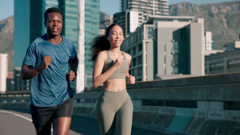 fitness, bienestar o pareja feliz en la ciudad corriendo