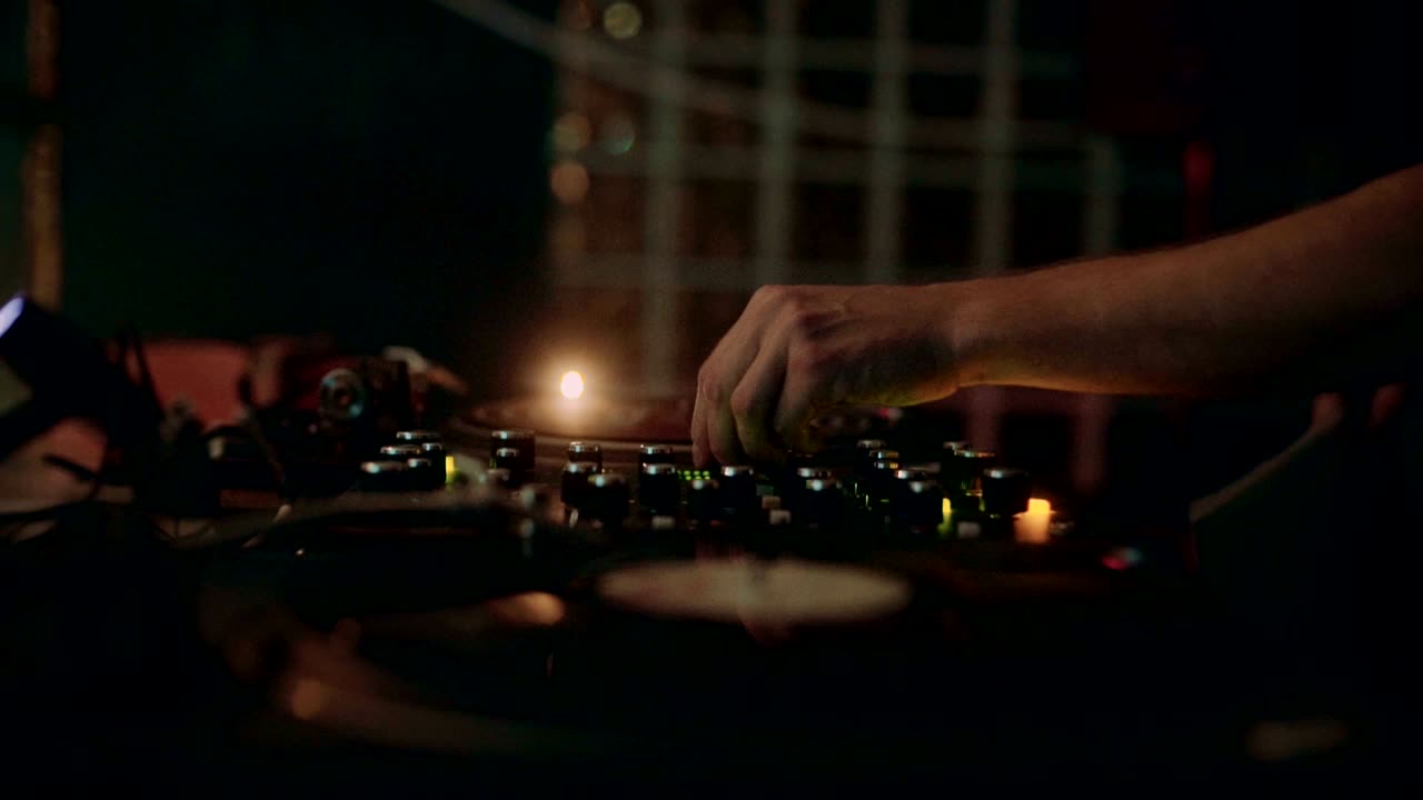 dj profesional o director de grabación mezcla la música