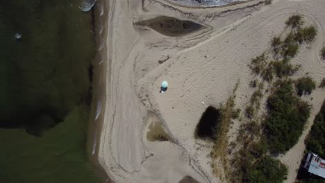 pull-up aéreo sobre un solo paraguas en la playa
