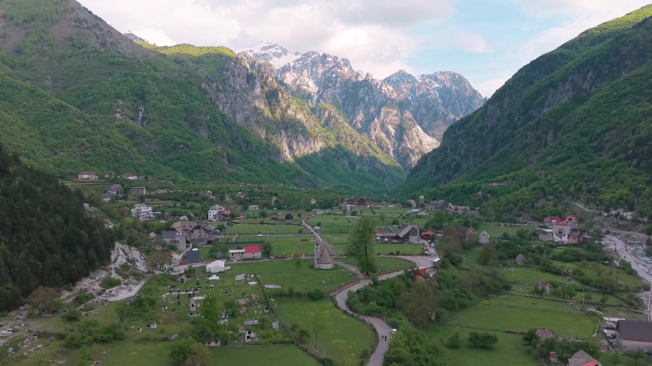 Video drone del villaggio di Theth in Albania.