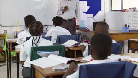 Profesor-Tomando-Una-Lección-De-Niños-De-Escuela-Primaria