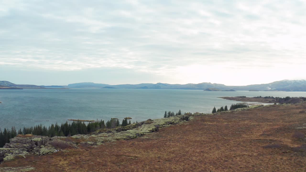 lago de thingvallavatn en el parque nacional de thingvellir, paisaje aéreo de islandia