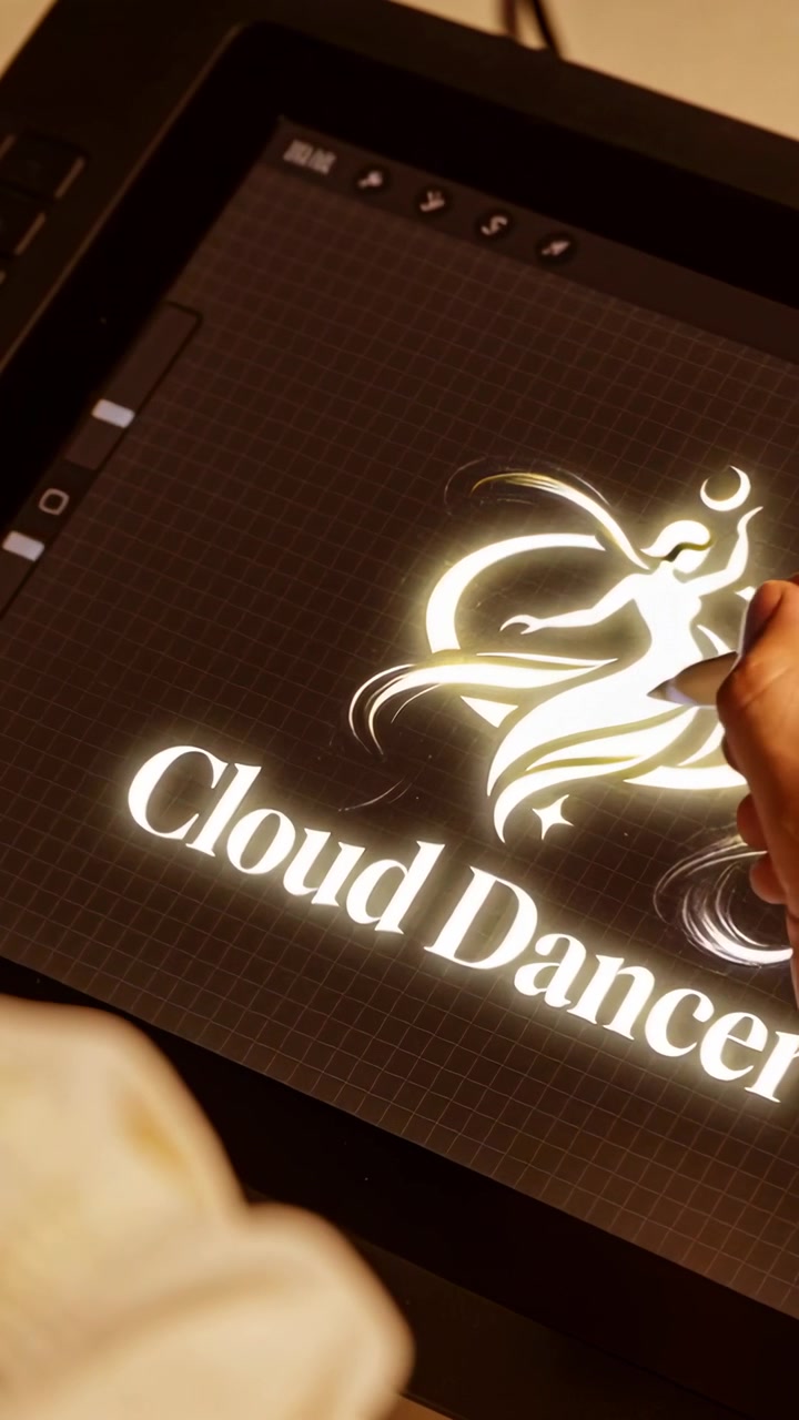 Vertikal video: Kommer ind i billedet, kunstner tapper stylus på tablet ved skrivebord, forfiner Cloud Dancer.