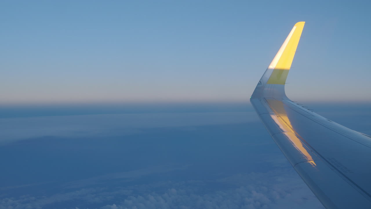 ala del avión con nubes