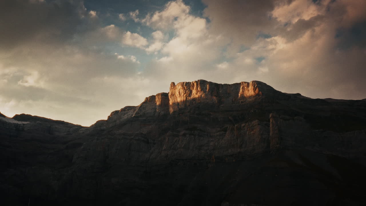 el majestuoso atardecer de la montaña