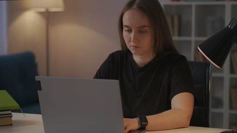 Studentin-Arbeitet-Abends-Zu-Hause-Mit-Laptop,-Macht-Hausaufgaben,-Lernt-Online-Und-Bereitet-Sich-Auf-Ein-Seminar-Vor,-Surft-Im-Internet-Nach-Informationen