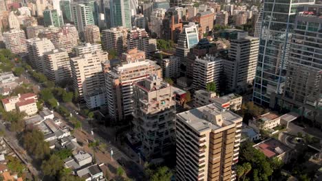 toma aérea de edificios de lujo y calles con tráfico en una tarde soleada, santiago de chile-4k