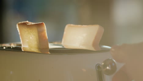 Legen-Sie-Zum-Frühstück-Zwei-Scheiben-Brot-In-Den-Toaster