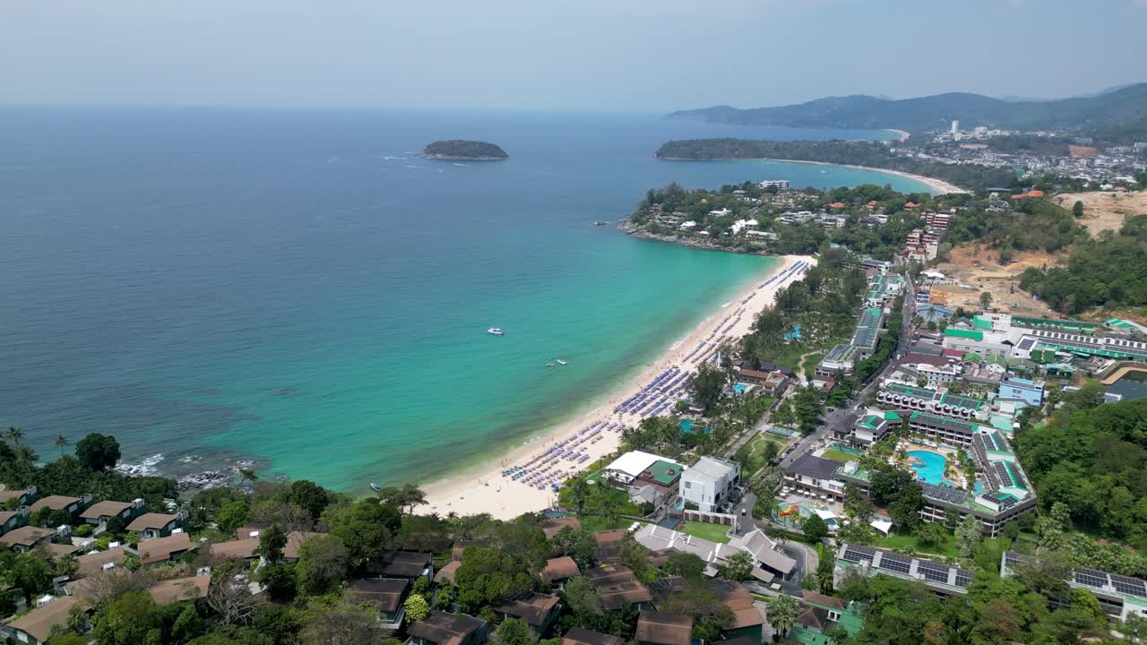 Vista aérea de la playa de Kata Noi desde el mirador de Karon en Phuket, Tailandia, que muestra aguas turquesas, playa de arena y resorts costeros