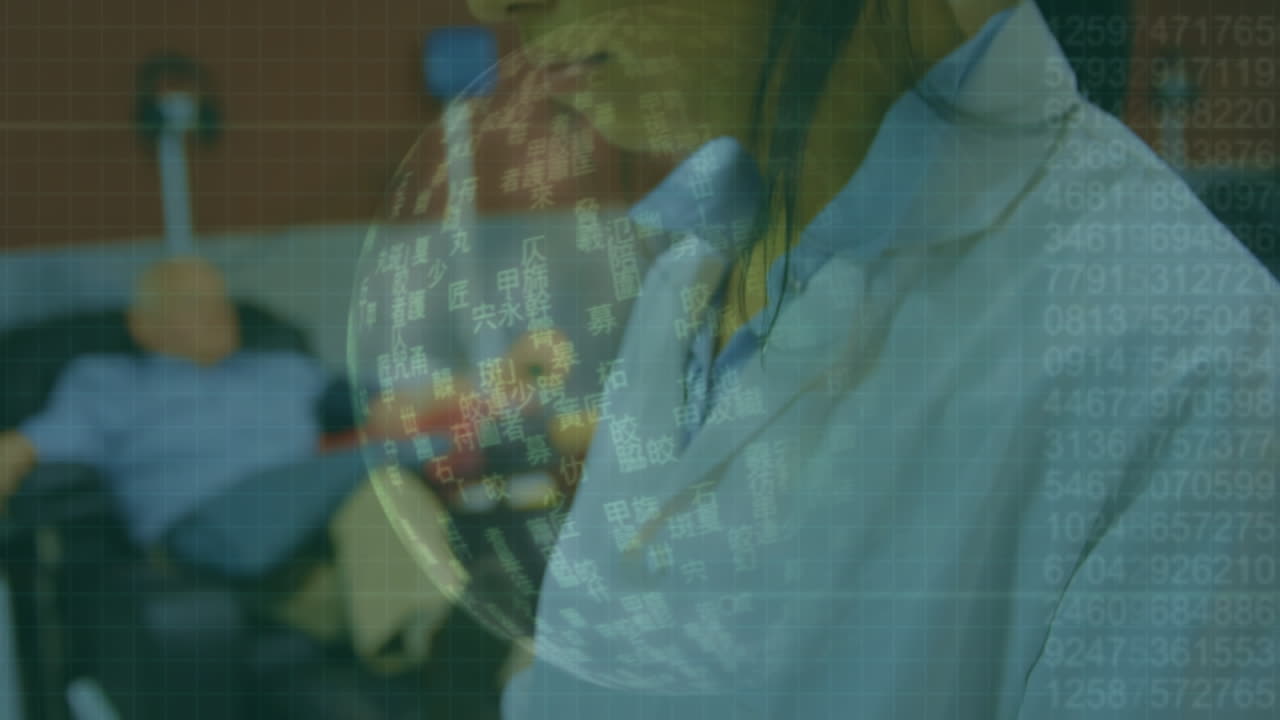 데이터 처리를 통해 태블릿을 사용하는 두 인종의 여성 의사의 애니메이션