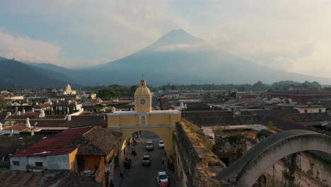 Antenne-Guatemala-Antigua-Vulkan-Sonnenuntergang-Drohne-Südamerika-Spanische-Kultur