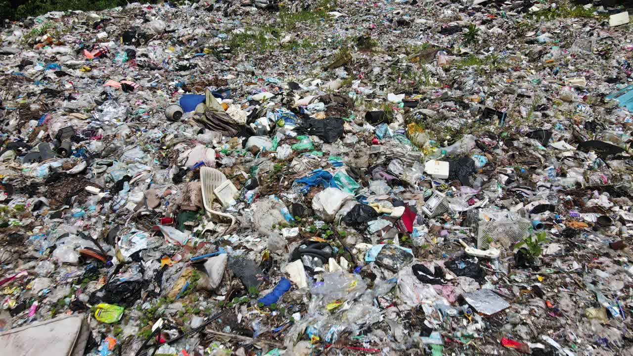 tiro de plataforma rodante hacia adelante con un dron que muestra un vertedero en tailandia