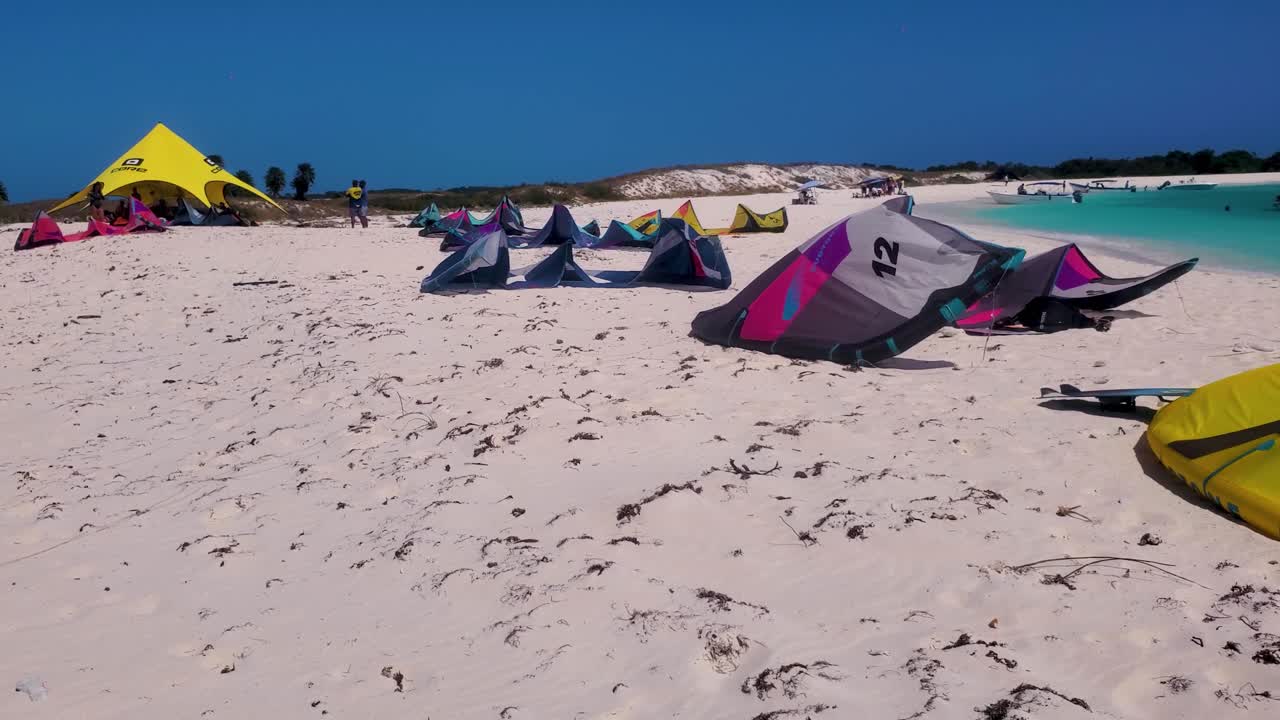 카이트 서프 해변 캠프, 해변에 누워 있는 카이트 열대 섬, 카이오 데 아구아 로스 로케스, 왼쪽 판