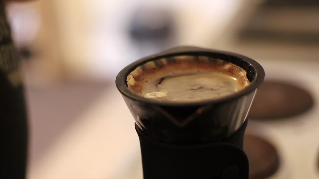 fotografía de cerca de hacer café de filtro en casa con la cervecera de café v60, el palo de agitación de madera, el café especial